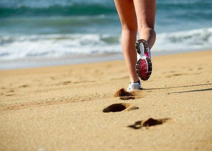 courir sur la plage bienfaits et risques