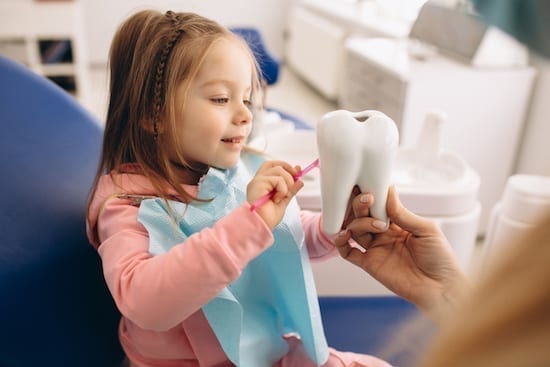 enfant chez le dentiste