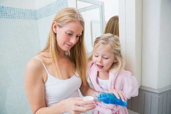 maman et sa fille faisant un bain de bouche