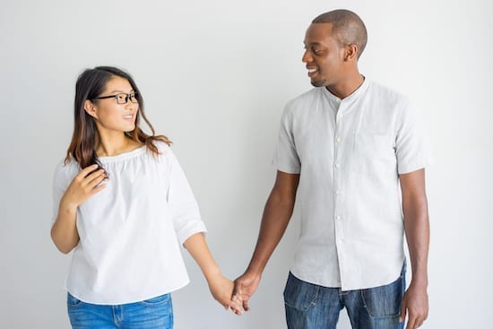 une femme et un homme qui se tiennent la main