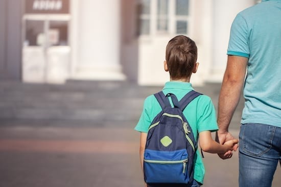 enfant qui tient la main de son père