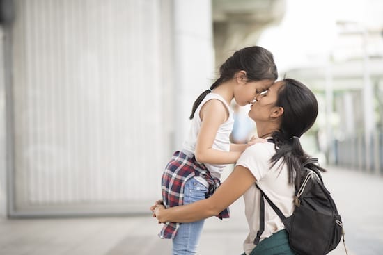 mère et fille qui s'enlacent