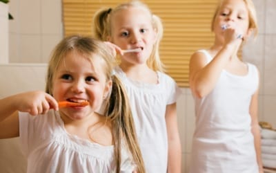 plusieurs enfants se brossant les dents