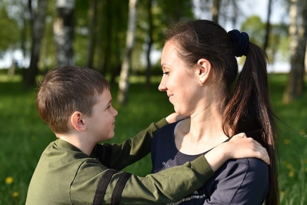 mere bienveillante avec son fils