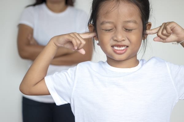 mere crie sur sa fille qui se bouche les oreilles