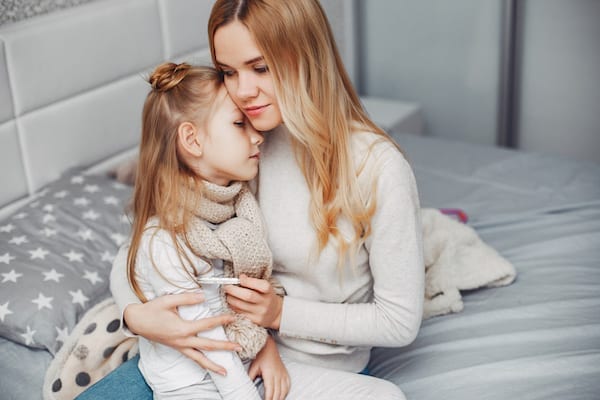 mere qui fait un calin à sa fille