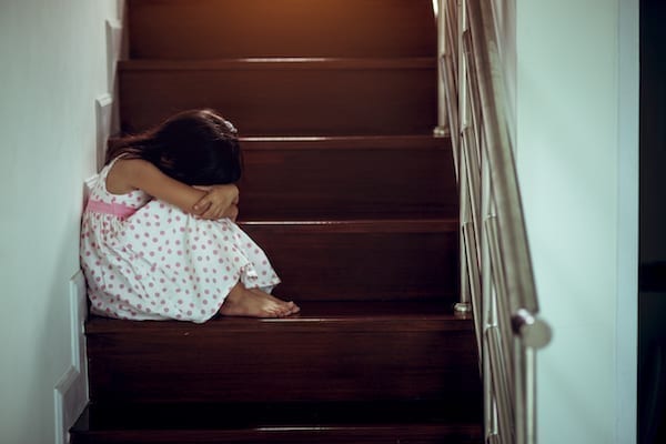 petite fille qui pleure dans les escaliers