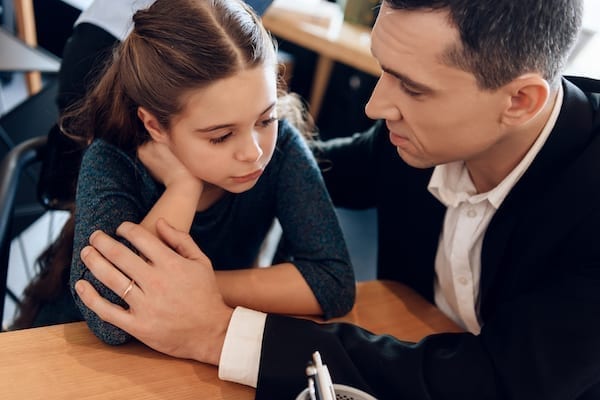 père bienveillant qui écoute sa fille