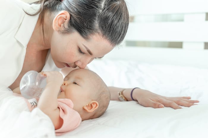 bébé qui boit de l'eau