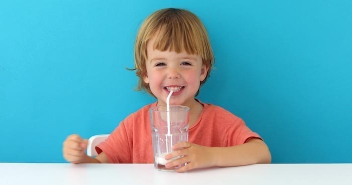 enfant avec un verre d'eau