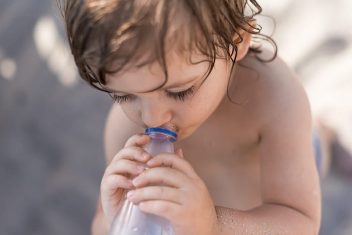 enfant boit de l'eau à la mer