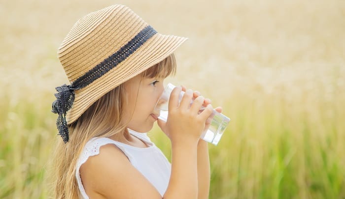 enfant boit de l'eau