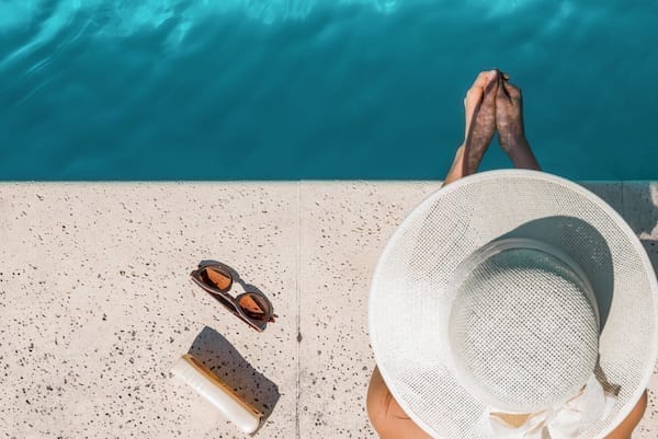 femme bord de piscine l'été