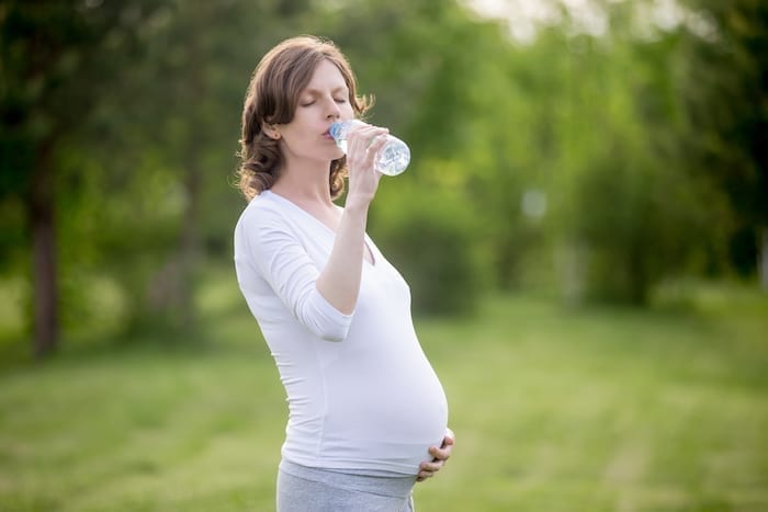 femme enceinte qui boit de l'eau